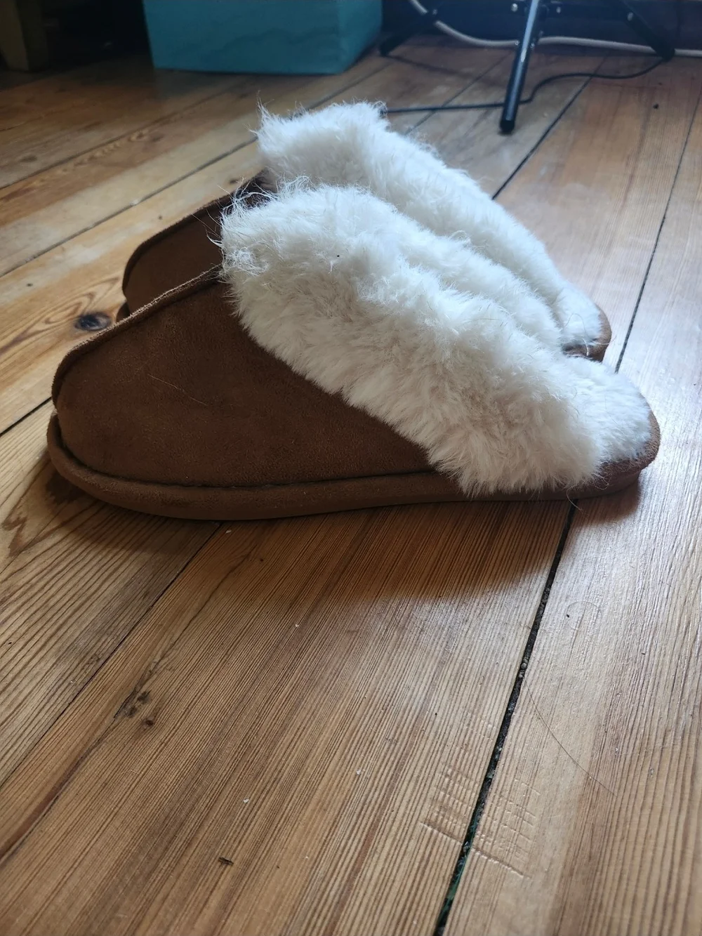 SHEIN Kids Tan Faux-Suede Slipper Clogs with White Plush Cuff